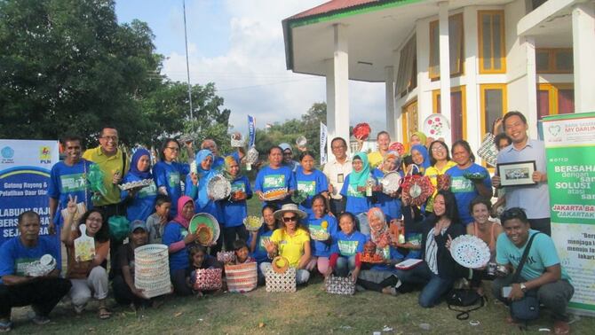 Pelatihan produk daur ulang sampah yang diselenggarakan selama 2 hari 21-22 Mei 2016 di Kantor Kecamatan Komodo Labuan Bajo ditutup dengan foto bersama antara PT PLN (Persero), trainer dari Bank Sampah My Darling dengan Ibu-Ibu PKK Labuan Bajo. Hasil karya selama pelatihan tersebut  dipamerkan dalam acara penutupan Tour De Flores di kantor Bupati Manggarai Barat pada 23 Mei 2016.