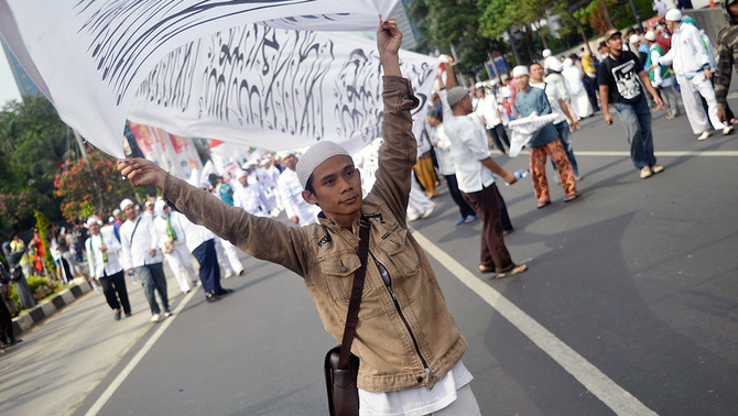 Ribuan masa yang tergabung dalam ormas Islam se-Indonesia melakukan pawai dengan membentangkan banner bertuliskan lafal Tauhid dan mengibarkan bendera di Jakarta, 16 Agustus 2015.