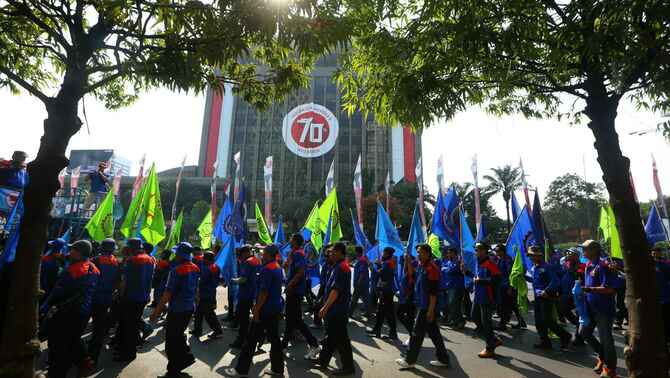 Ratusan buruh dari berbagai organisasi berunjuk rasa di jalan MH. Thamrin Jakarta, 1 September 2015. BeritaSatu Photo/Joanito De Saojoao