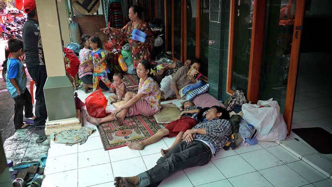 Warga korban kebakaran menempati mushola di Tambora, Jakarta Barat, 28 September 2015.