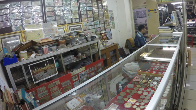 Penjual koleksi uang yang berdagang uang-uang specimen di pusat perbelanjaan Jakarta Pusat, Senin 9 Mei 2016. Bisnis jual uang specimen memiliki pasar khusus yaitu para kolektor uang specimen. Uang specimen sangat berharga jika tahun produksinya yang lama tetapi kondisinya masih bagus. Investor Daily / Emral Firdiansyah