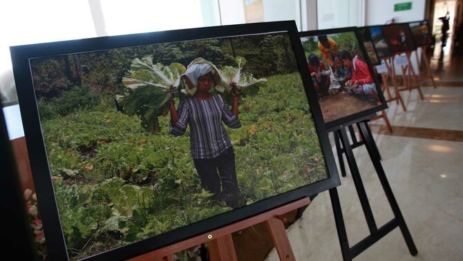 Pengunjung melihat pameran foto dengan tema 
