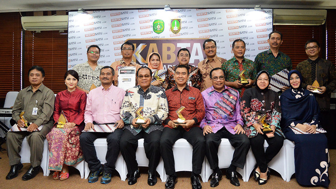 Foto bersama para juri dan pemenang dalam acara 