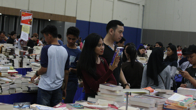 Pengunjung yang masih antusias ke pameran buku Big Bad Wolf di ICE BSD, Tangerang, Minggu 8 Mei 2016. Pameran Buku ini menjual buku-buku fiksi dan non-fiksi impor dengan harga sekitar 30 ribu hingga dibawah 200 ribu rupiah dan ribuan pengunjung masih antusias di hari terakhir pameran buku ini. Investor Daily / Emral Firdiansyah