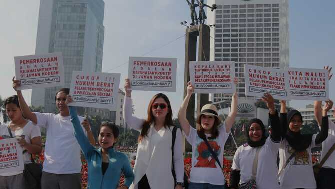 Sejumlah aktivis mengangkat poster berisi pernyataan solidaritas untuk YY di Bundaran HI, Jakarta, 8 Mei 2016.