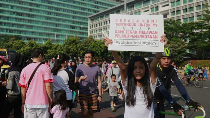 Sejumlah aktivis mengangkat poster berisi pernyataan solidaritas untuk YY di Bundaran HI, Jakarta, 8 Mei 2016.