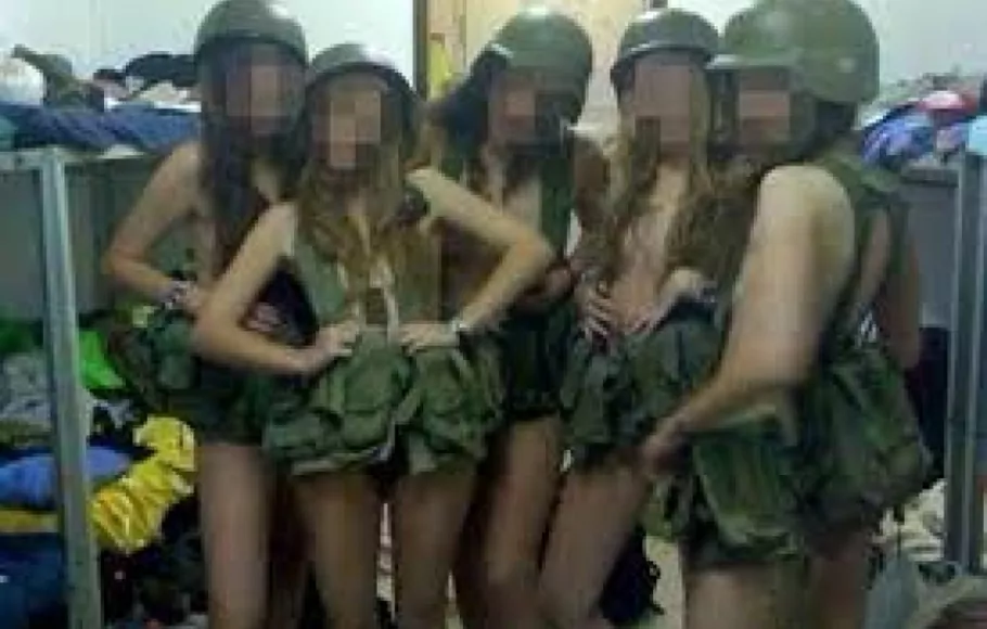 Foto tentara Israel yang berpose tak senonoh