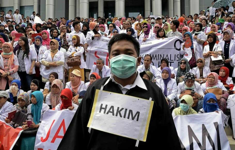 Dokter dan mahasiswa