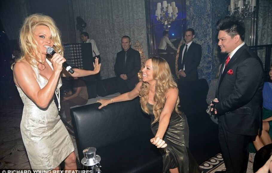 Pangeran Azim ditemani Pamela Anderson (kiri) dan Mariah Carey (tengah).