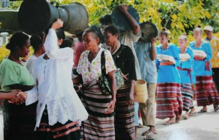 Proses pembawaan moko di atas kepala oleh mempelai perempuan dalam pernikahan adat masyarakat Alor, NTT.