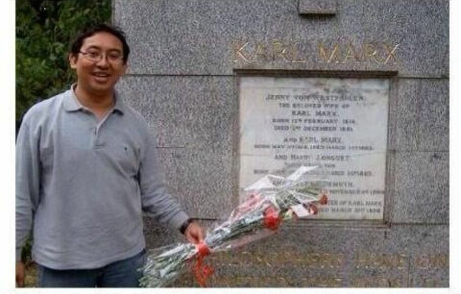 Fadli Zon membawa bunga di makam Karl Marx.