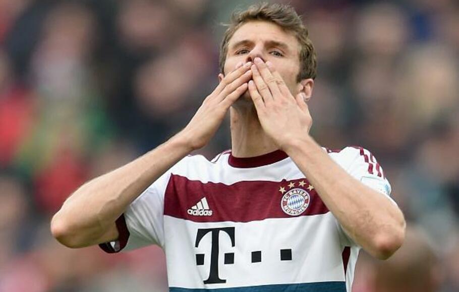 Selebrasi gol Thomas Mueller saat Bayern Muenchen menang 3-1 dari Hannover, 7 Maret 2015.