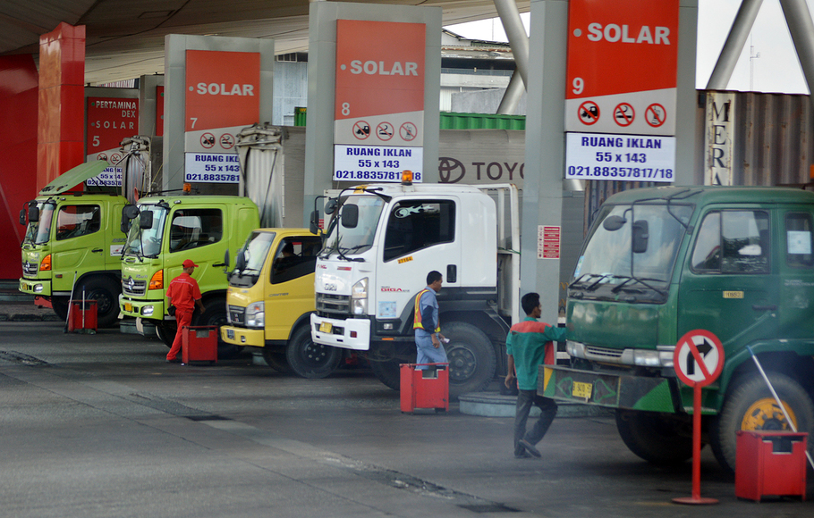 Sejumlah truk mengisi bahan bakar jenis solar di terminal SPBU ruas tol Cikampek.