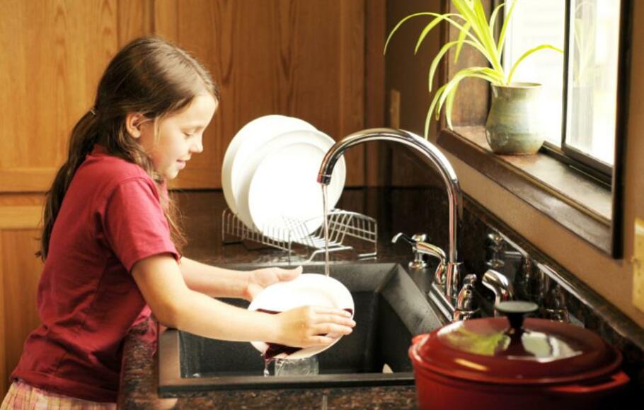 She the dishes already. Помогать маме по дому. Дети помогают родителям. Ребенок помогает маме по дому. Мама моет посуду.