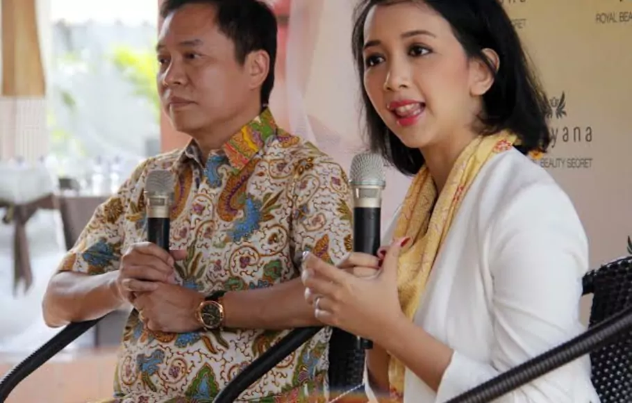 Putri bungsu Sri Sultan Hamengku Buwono X, GKR Bendoro didampingi ahli kulit, dokter Fredy Setyawan saat menjelaskan manfaat kulit kepompong emas bagi kulit di kompleks Candi Prambanan Yogyakarta, 14 Agustus 2015.