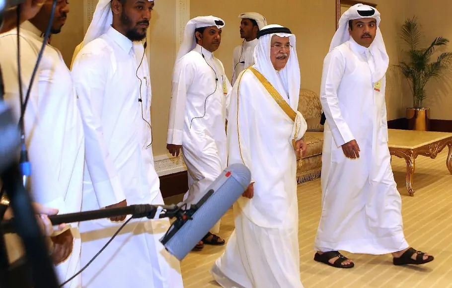 Menteri Energi Arab Saudi Ali al-Naimi (tengah) saat tiba untuk menghadiri pertemuan OPEC di ibu kota Qatar, Doha, pada Minggu, 17 April 2016.