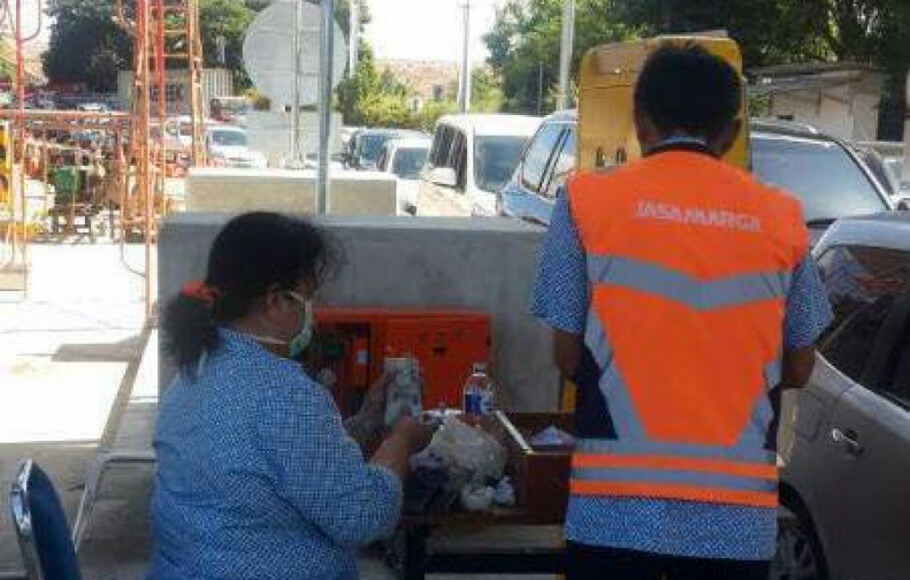 Kemacetan di salah satu akses di sekitar tol Merak.