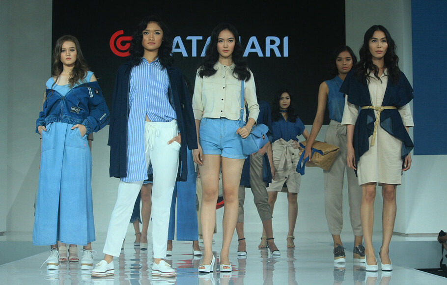 PT Matahari Department Store, Tbk menampilkan Fashion Show Deni(M)otion dengan 24 outlook denim yang casual di Jakarta Fashion Week (JFW) 2018, Minggu (22/10).