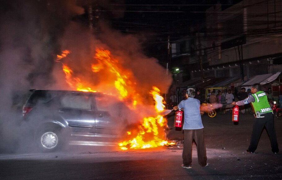 Ilustrasi mobil terbakar.