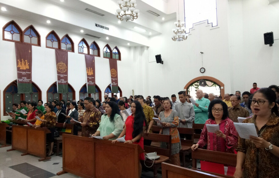 Rayakan Natal, Umat Padati Ibadah Di Gereja