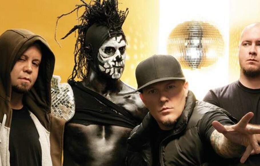 Limp bizkit livin it. Limp Bizkit. Майк Смит гитарист Limp Bizkit. Лимп бизкит альбомы. Хабаровск Limp Bizkit
