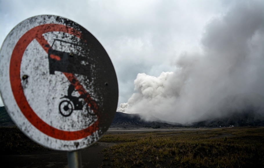 Abu vulkanis menyembur keluar dari kawah Gunung Bromo, Probolinggo, Jawa Timur, Jumat (15/3/2019).