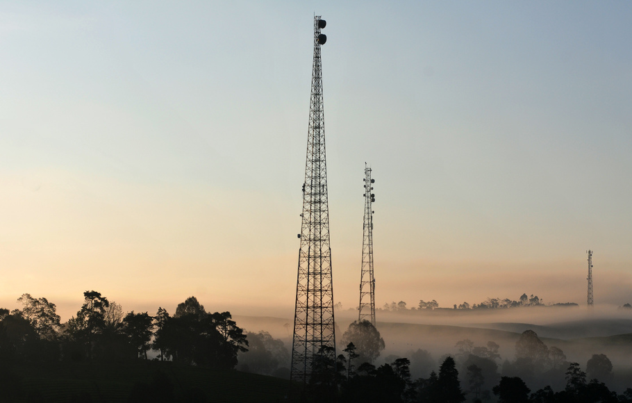 Menara BTS operator telekomunikasi.