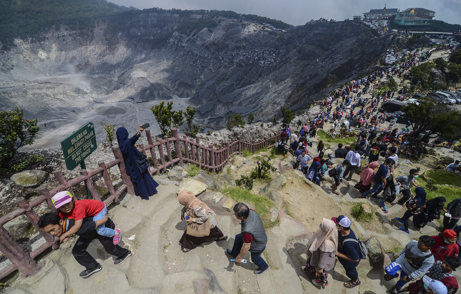 Kawah Gunung Tangkuban Parahu di Jawa Barat.