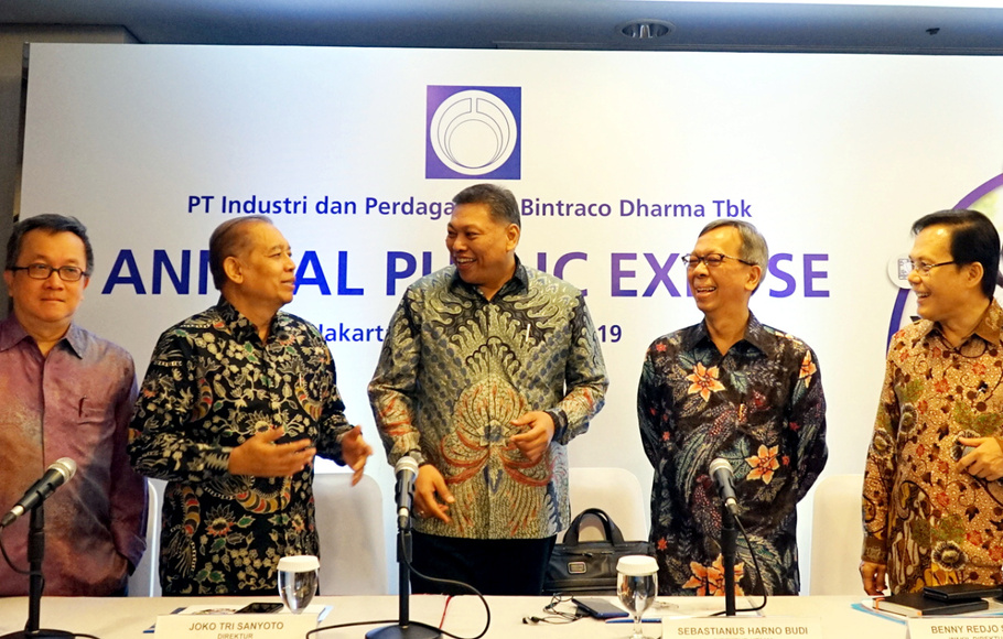 Dari kiri ke kanan, Direktur Independen PT Industri dan Perdagangan Bintraco Dharma Tbk David Iskandar, Direktur Joko Tri Sanyoto, Direktur Utama Sebastianus Harno Budi, Wakil Direktur Utama Benny Redjo Setyono dan Direktur Fatrijanto disela-sela Pblic Expose PT Industri dan Perdagangan Bintraco Dharma Tbk, di Jakarta, Jumat (15/11/2019). Perusahaan yang bergerak dalam bidang bisnis otomotif tersebut melaporkan perolehan laba bersih konsolidasi sebesar Rp117 miliar per September 2019.