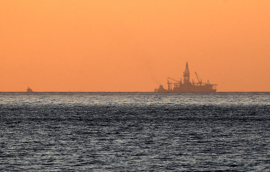 Ilustrasi eksplorasi minyak lepas pantai.