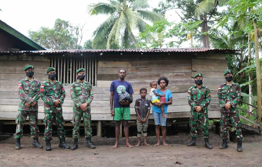 Prajurit TNI Bagi Sembako Untuk Warga Pedalaman Papua