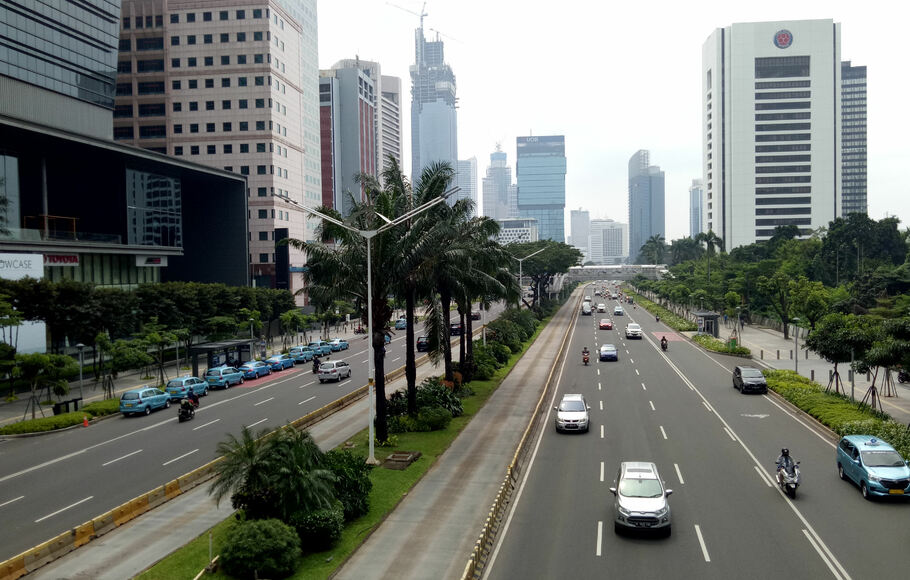 Sejumlah kendaraan melintasi di jalan Jendral Sudirman Jakarta.