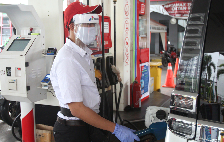 Petugas SPBU COCO Pertamina kawasan Gandaria mengenakan sarung tangan dan pelindung wajah saat bertugas mengisikan Bahan Bakar Khusus, Pertamax-92 untuk kendaraan roda empat, Jakarta, Selasa 9 Juni 2020. PT Pertamina (Persero) melalui Marketing Operation Region (MOR) III mencatat konsumsi BBM untuk wilayah Jawa bagian Barat mulai mendekati konsumsi rata-rata kebutuhan harian normal sebelum diberlakukannya kebijakan di rumah saja pada Maret 2020. Sejak akhir pekan lalu, konsumsi BBM jenis Premium, Pertalite, Pertamax, Pertamax Turbo di Provinsi Banten, DKI Jakarta, dan Jawa Barat mencapai 23 ribu Kiloliter per hari.