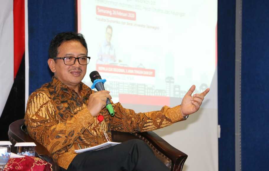 Kepala OJK Regional Jawa Tengah dan DIY Aman Santosa. 