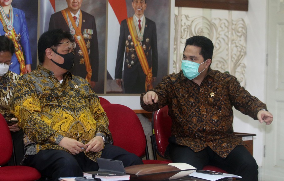 Menko Perekonomian Airlangga Hartarto (kiri) dan Menteri BUMN Erick Thohir berbincang sebelum mengumumkan Peraturan Pemerintah (PP) terkait penanganan Covid-19 dan pemulihan ekonomi nasional di Kantor Presiden, Jakarta, Senin, 20 Juli 2020.     
