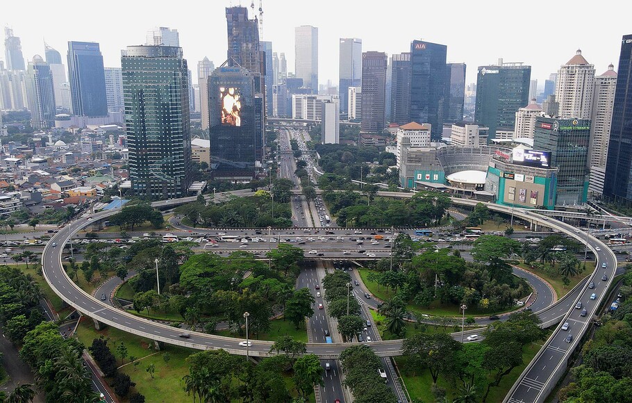 Foto areal kawasan perkantoran di Jalan Sudirman, Jakarta, Senin, 27 Juli 2020.