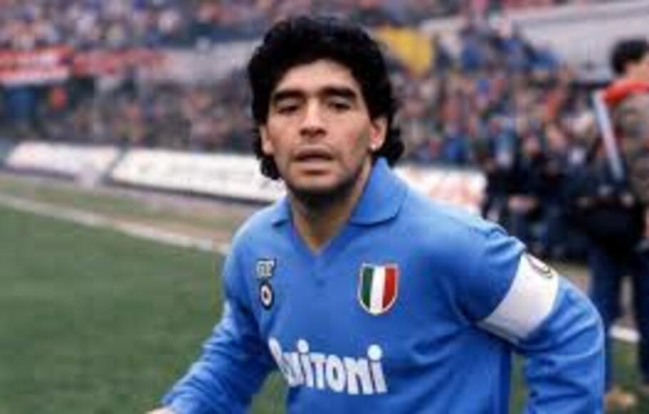 Diego Maradona ketika membela Napoli.