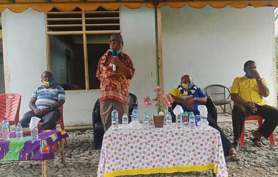 Calon Bupati Supiori Yan Imbab (kedua kiri) didampingi oleh Cawabup Nichodemus Ronsumbre (kedua kanan) saat berorasi di hadapan masa pendukung paslon Imani di Kampung Fanindi, Supiori Selatan, Kabupaten Supiori, Papua. 