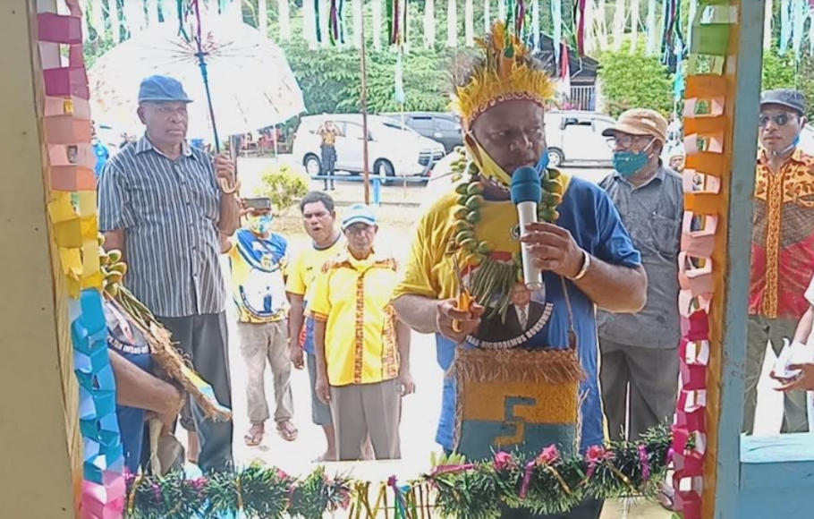 Calon Wakil Bupati Supiori, Nichodemus Ronsumbre ketika meresmikan posko Imani di Kampung Paryem,Supriori Timur, Papua. 