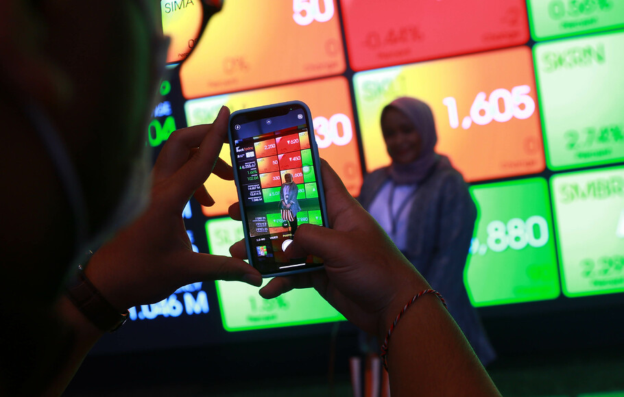 Pengunjung mendokumentasikan momen saat berada di Bursa Efek Indonesia (BEI) di Jakarta.