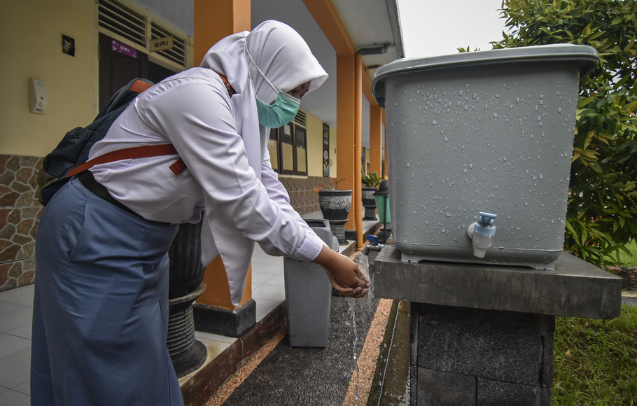 SMPN 46 Bantah Guru Paksa Siswi Muslimah Pakai Jilbab - Halaman 1