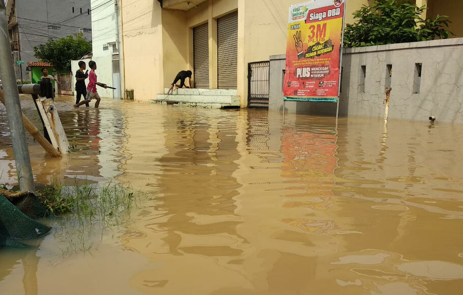 Kali Bekasi Meluap Banjir Rendam Perumahan