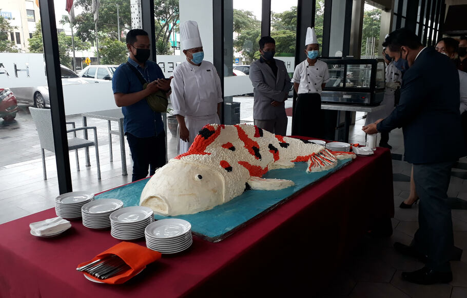 Kue bolu berbentuk ikan koi terbesar sambut perayaan Imlek 2572 di Hotel Harper Cikarang, Lippo Cikarang, sejak Kamis (11/2/2021).

 