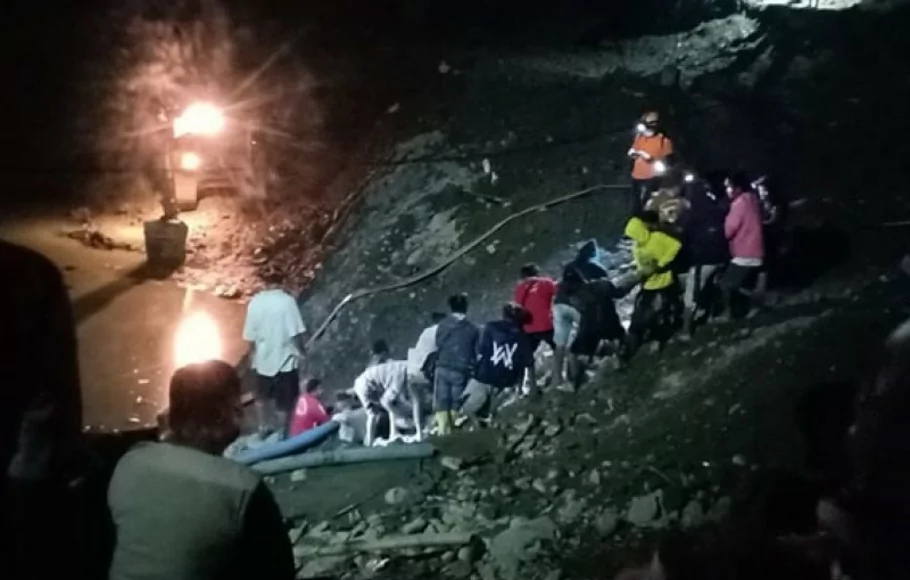 Proses evakuasi penambang tertimbun longsor di lokasi tambang ilegal Desa Burangan, Kecamatan Ampibabo, Kabupaten Parigi Moutong, Sulteng, Kamis dini hari, 25 Februari 2021. 