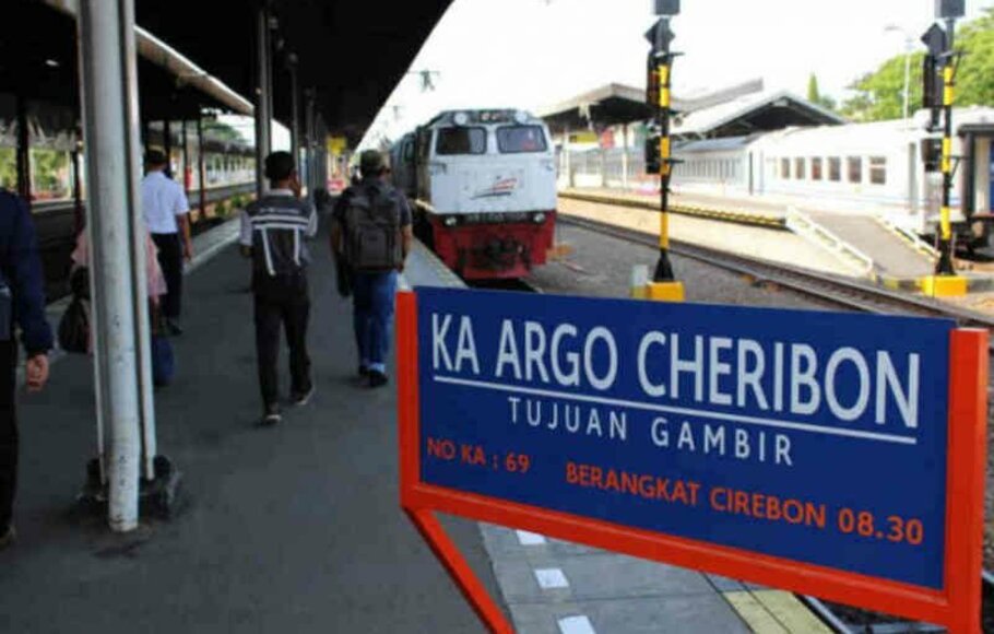 Penumpang akan menaiki KA Argo Cheribon di Stasiun Cirebon. 

