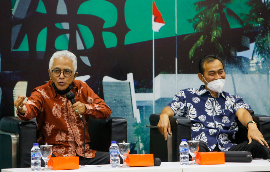 Wakil Ketua Baleg DPR F-PKB Ibnu Multazam (kanan) bersama Anggota Komisi II DPR F-PAN Guspardi Gaus (kiri) Diskusi Forum Legislasi di kompleks parlemen, Senayan, Jakarta, Selasa, 6 April 2021.
