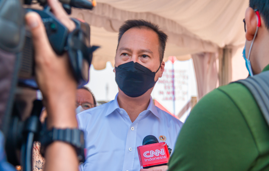 Menteri Perindustrian (Menperin) Agus Gumiwang Kartasasmita memberikan keterangan pers pada saat melakukan kunjungan ke Kawasan Industri Halal (KIH), Cikande, Banten, Selasa (11/5/2021).