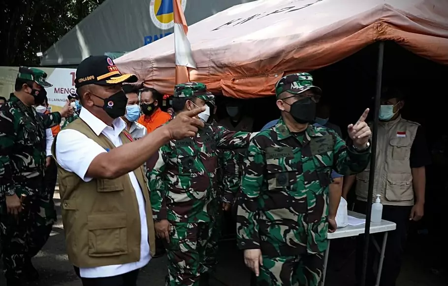 Ketua Satgas Penanganan Covid-19 Letjen TNI Ganip Warsito (kedua kiri memakai rompi) saat meninjau Rumah Sakit Lapangan Kogabwilhan II Indrapura,  Surabaya, Jawa Timur, Jumat, 11 Juni 2021.
