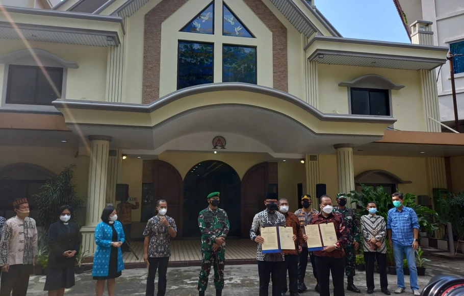 Wali Kota Bogor Bima Arya menyerahkan hibah lahan kepada pengurus GKI Pengadilan untuk dibangun GKI Yasmin, Minggu, 13 Juni 2021.