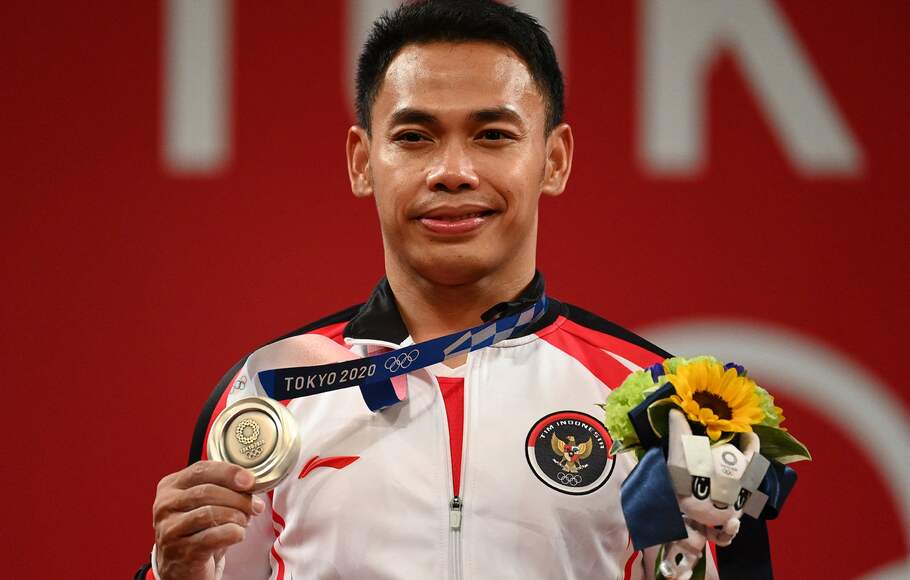 Lifter Indonesia Eko Yuli Irawan meraih medali perak angkat besi 61kg putra pada Olimpiade Tokyo 2020 di Tokyo International Forum, Tokyo, Minggu, 25 Juli 2021.